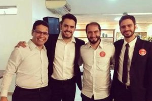 Secretário Daniel Oliveira Ladeado por Lucas Villa e Cias (Foto: Divulgação)