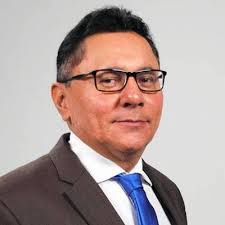 Antonio renuncia ao cargo de presidente da Comissão Eleitoral.