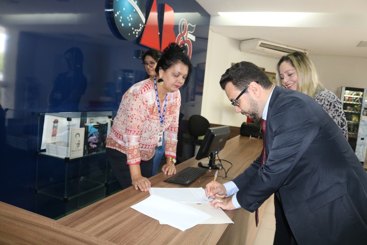 Advogados Talmy Júnior e Cláudia Paranaguá assinando a proposta de projeto de lei