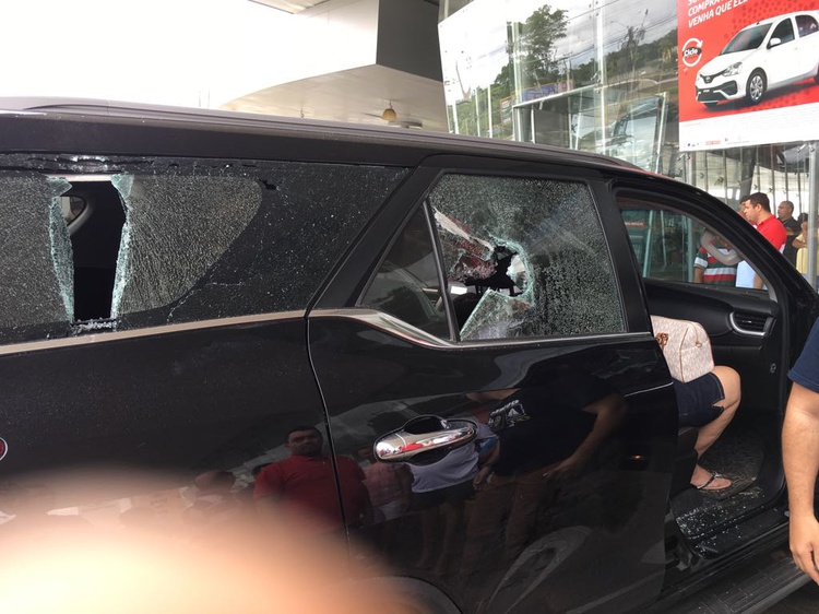 Briga de trânsito geral tiroreio