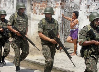 Decisão do STF permite que militares e policiais invadam casas em caso de suspeita de flagrante delito.