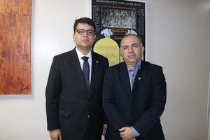Presidente da OAB/PI Chico Lucas e Mauro Júnior da Subseção de Piripiri (Foto: Divulgação)
