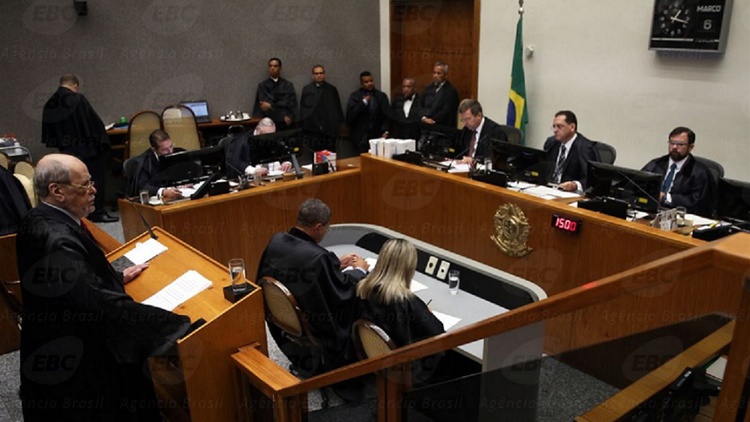Com a rejeição do habeas corpus, Lula ainda pode recorrer ao Supremo Tribunal Federal (STF). Existe na Corte um pedido de habeas corpus, agora cabe a presidente do STF, ministra Cármen Lúcia pautar.