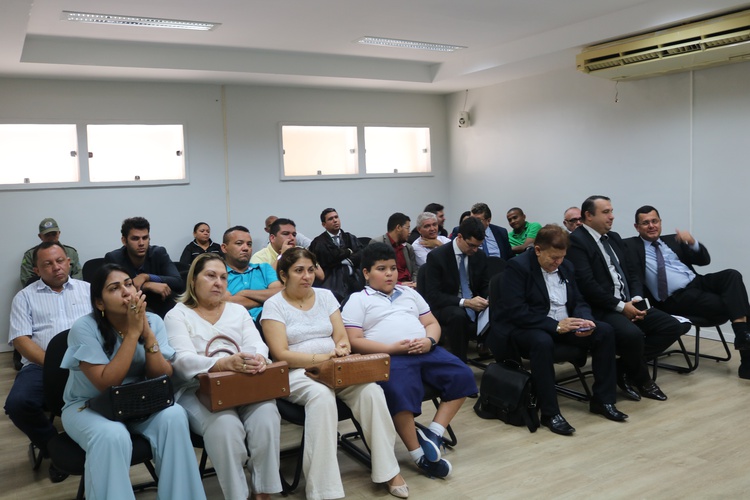 Familiares do paciente Flábio Silva estiveram no TJ