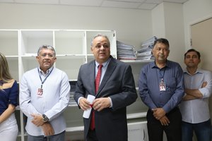 Os funcionários e assessores da Central de Inquéritos de Teresina fizeram uma homenagem ao juiz Luiz Moura Correa que está de aniversário na data de hoje, 13/03. (Foto: TELSÍRIO ALENCAR/PAUTAJUDICIAL)