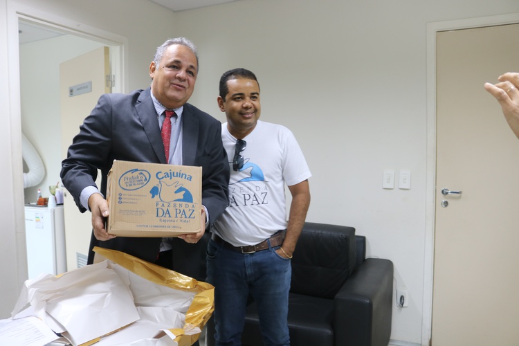 Os funcionários e assessores da Central de Inquéritos de Teresina fizeram uma homenagem ao juiz Luiz Moura Correa que está de aniversário na data de hoje, 13/03.