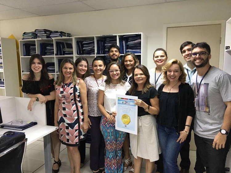 Equipe da 8ª vara comemora o Selo de Excelência