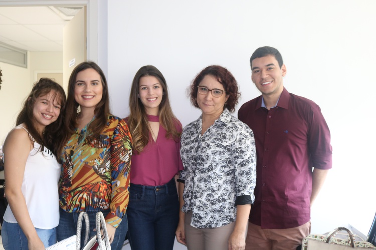 Estudantes de Direito da Camilo Filho e a Coordenadora do Curso Adriana Ferro.