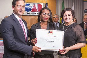 OAB-PE Robeyoncé Lima recebeu a carteira com novo nome em fevereiro. (Foto: Reprodução)