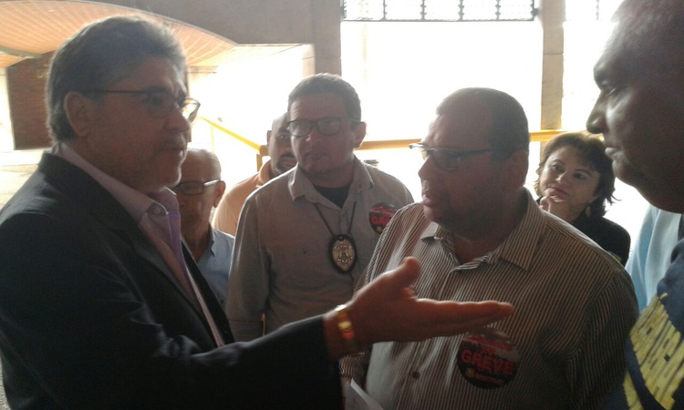 Policiais civis protestam na CCJ e conseguem retirar votação de projeto que extingue cargo de escrivão