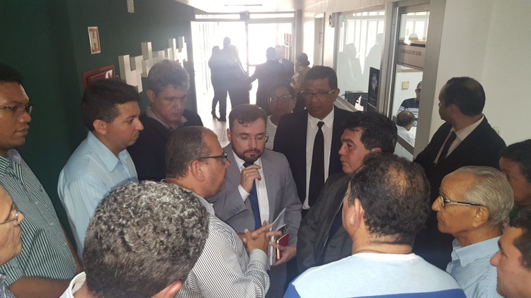 Policiais civis protestam na CCJ e conseguem retirar votação de projeto que extingue cargo de escrivão