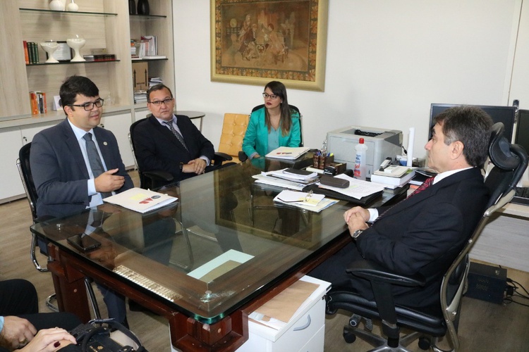 Presidente da OAB/PI Chico Lucas no gabinete do Corregedor Geral de Justiça, desembargador  Ricardo Gentil