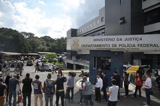 Sindicato da Polícia Federal pede transferência de Lula