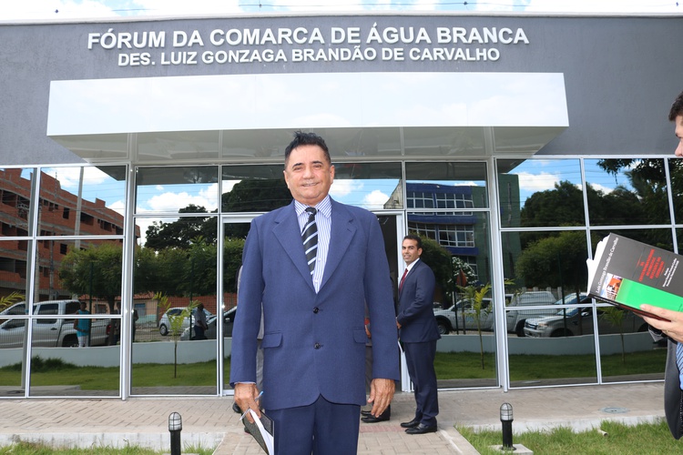 Desembargador Brandão de Carvalho no Fórum de Água Branca