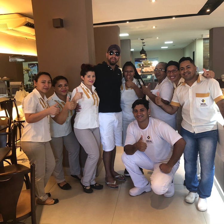 Ele aparece pousando em foto junto com os funcionários, que nas redes sociais passaram a exaltar a sua coragem e determinação em enfrentar o cantor.