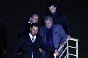 O ex-presidente Lula chega à sede da Polícia Federal em Curitiba (PR) para cumprir mandado de prisão - 07/04/2018 (Foto: Heuler Andrey/AFP)