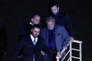 O ex-presidente Lula chega à sede da Polícia Federal em Curitiba (PR) para cumprir mandado de prisão - 07/04/2018