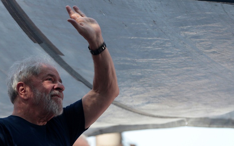 O despacho determina a suspensão da execução provisória da pena e a liberdade de Lula.