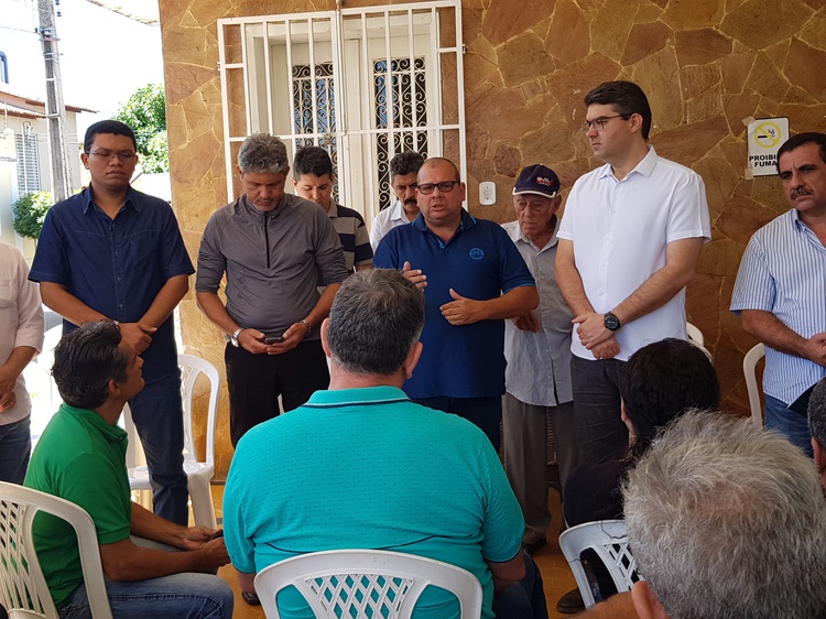 Membros do Sinpolpi e candidato ao governo pelo PSDB Luciano Nunes.