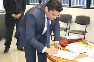 O jurista Alessandro Lopes tomando posse no TRE/PI (Foto: Divulgação)