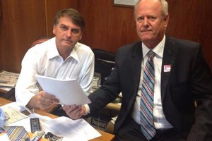 Presidente Jair Bolsonaro e o Dr Carlos Schneider presidente da ANB. (Foto: Divulgação)