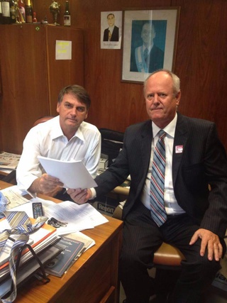 Presidente Jair Bolsonaro e o Dr Carlos Schneider presidente da ANB.