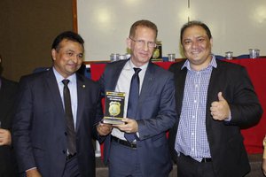 Coordenador da Central de Inquéritos, magistrado Luís Henrique Rêgo recebe honraria do Mérito Policial (Foto: Divulgação)