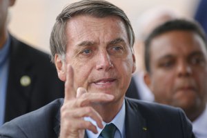 Jair Bolsonaro em uma de suas saídas em frente ao Palácio da Alvorada. Nesta 4ª (22.jan), o presidente não falou com jornalistas. (Foto: Sérgio Lima/Poder360)
