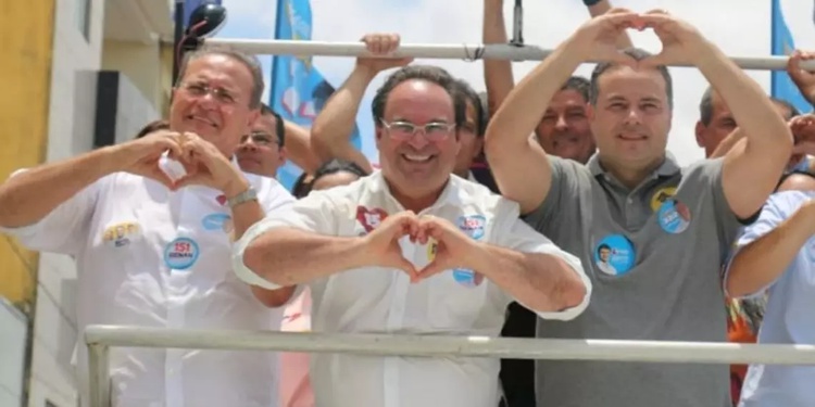 Vice-governador Luciano Barbosa, entre o senador Renan Calheiros e o governador de Alagoas Renan Filho, em campanha eleitoral que os elegeu pelo MDB, em 2018.