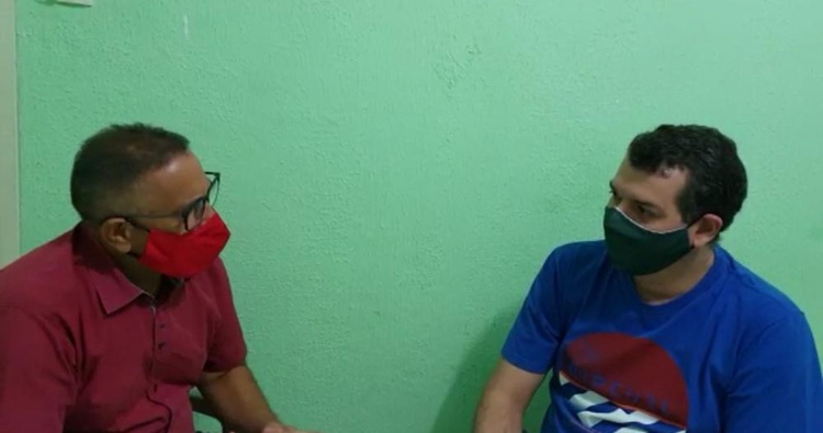 Jornalista Telsirio Alencar entrevista o enfermeiro Ricardo da Silva Paz