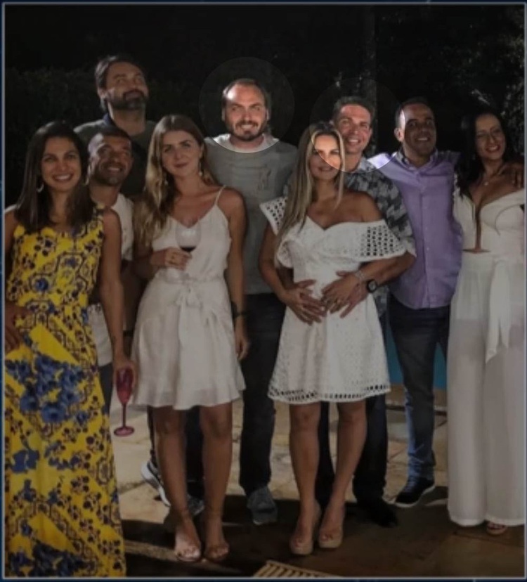 Ramagem, ao lado esquerdo do vereador Carlos Bolsonaro, festejou a virada de 2018 para 2019 com o filho do presidente