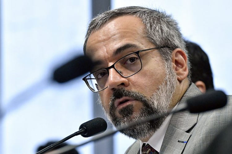 Abraham Weintraub tenta resistir à degola depois de defender a prisão dos “vagabundos do STF”.