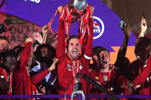 Liverpool com a Taça da PL (Foto: Divulgação)