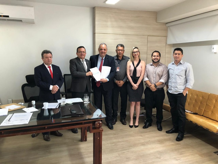 Des. Hilo Almeida, Des. Sebastião Martins, Dr. Luiz Moura, Carlos Moura, Julia Leite, Gustavo Lima e Nayron Alves)