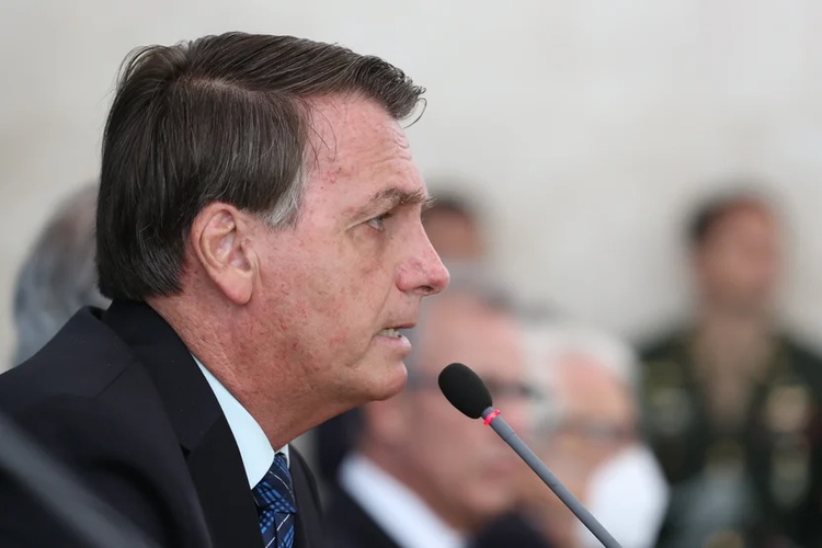 À noite, cumprindo agenda no Acre, Jair Bolsonaro sinalizou que pode vetar a proposta.