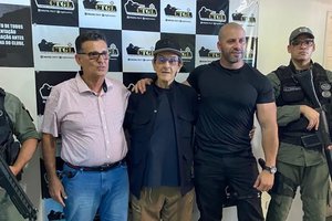 “O Deputado Daniel Silveira, na prisão, acaba de assinar a ficha de filiação ao PTB. (Foto: Reprodução)