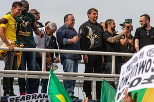 Sem máscara, o ex-ministro da Saúde participou de uma manifestação pró-governo, no Rio de Janeiro, no último domingo (23/5) (Foto: Aline Massuca/Metrópoles)