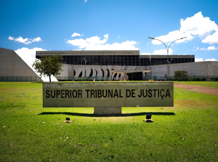 A Terceira Seção do STJ firmou o entendimento de que é vedada a conversão da prisão em flagrante em preventiva de ofício pelo juiz.
