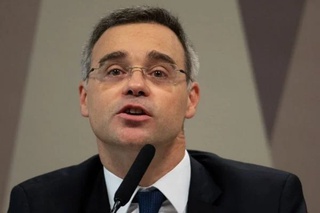 André Mendonça pede vista em ação sobre governo monitorar jornalistas