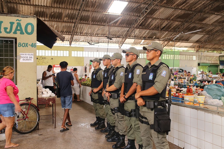 PM-PI reforça policiamento ostensivo em vários pontos de Teresina com estágio operacional de alunos do CEP