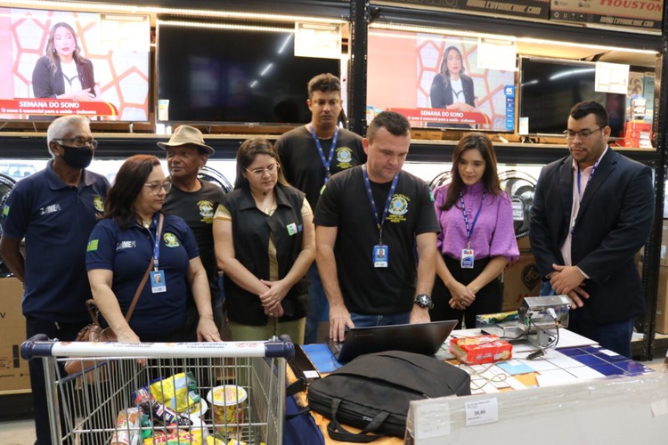 Semana do Consumidor: Imepi e OAB realizam fiscalização em supermercado