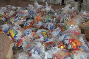 Comissão de Cidadania da OAB-PI distribui cestas básicas e promove palestras para moradores em Teresina (Foto: Divulgação)