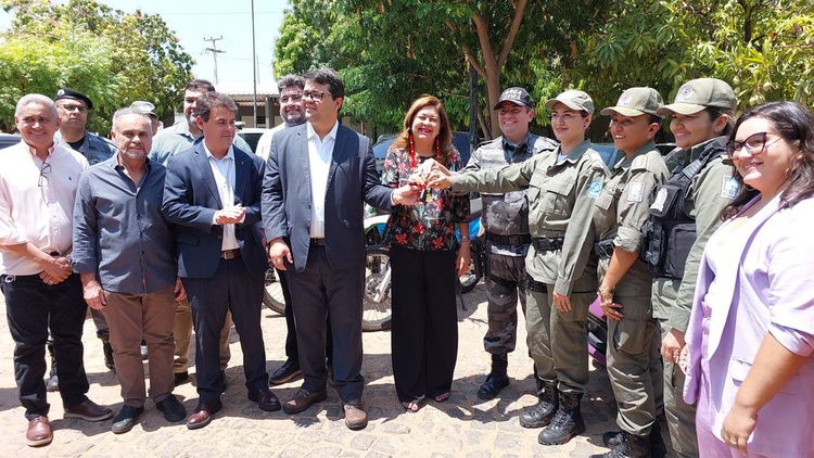 Além da instalação da Patrulha Maria da Penha, o município recebeu quatro novas motocicletas e uma viatura lilás.