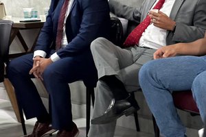 Kerlon Feitosa sendo  ladeado pelo braço  de direito de Celso Neto (Foto: Divulgação)