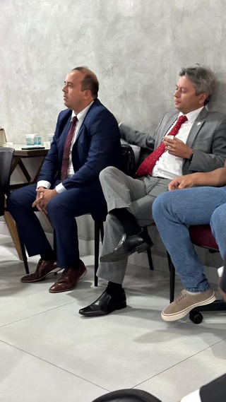 Kerlon Feitosa sendo  ladeado pelo braço  de direito de Celso Neto