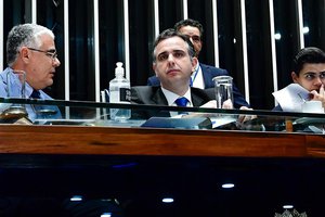 Pacheco, com Girão (esq): importância de projetos estruturantes para a arrecadação e para a sustentação do regime fiscal (Foto: Waldemir Barreto/Agência senado)