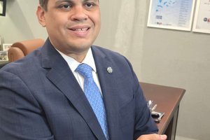 Presidente da OAB/PI, Raimundo Júnior e o ex-presidente Celso Neto (Foto: TELSIRIO ALENCAR/PAUTA JUDICIAL)