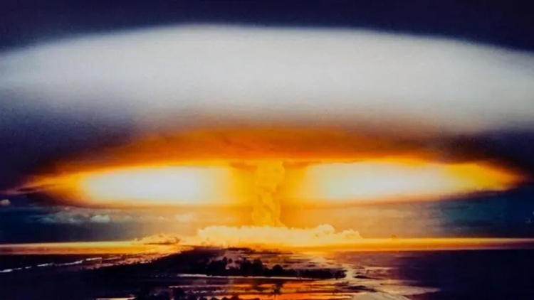 A Bomba versus A Humanidade