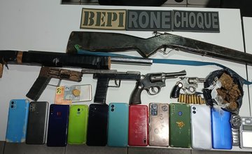 Polícia Militar deflagra operação e apreende armas, celulares roubados e drogas em Teresina (Foto: Divulgação)