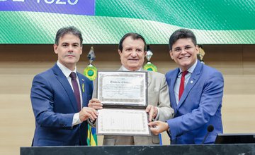 Jurista Estenio Campelo recebe o Título de Cidadania Piauiense (Foto: Divulgação)